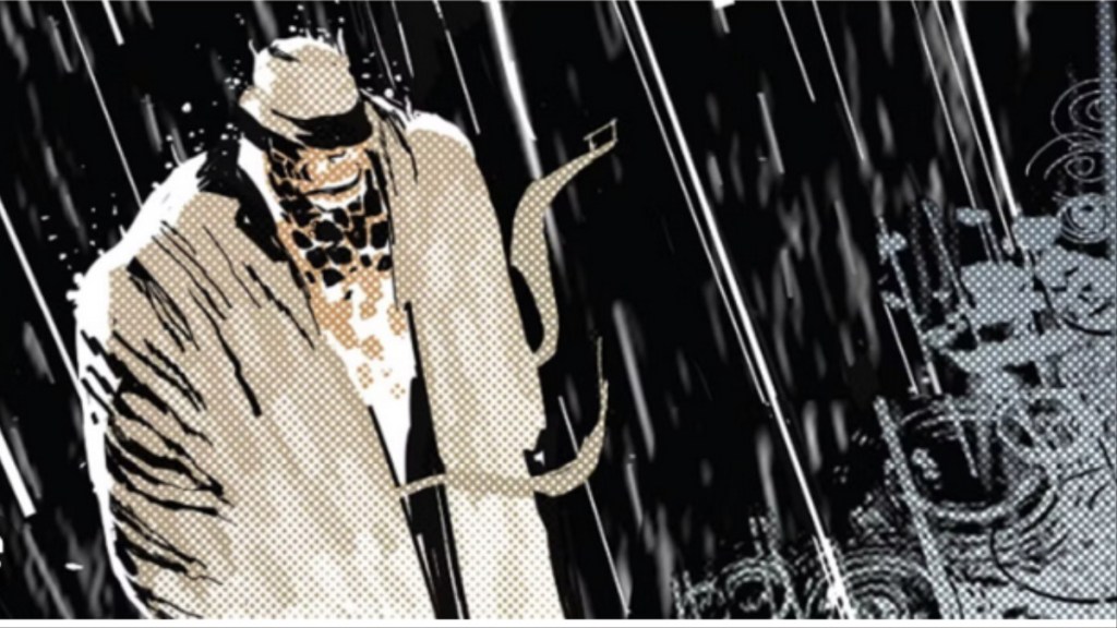 La Chose debout sous la pluie portant un chapeau et un trench-coat