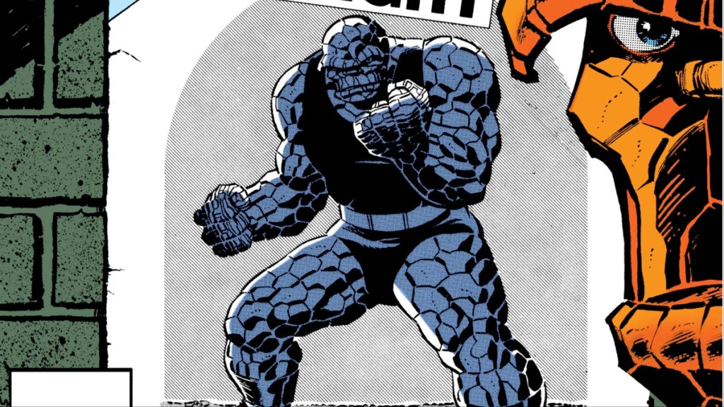 The Thing debout à côté d'une affiche de lui-même dans ses tenues de lutte pendant son mandat à l'Unlimited Class Championship Wrestling