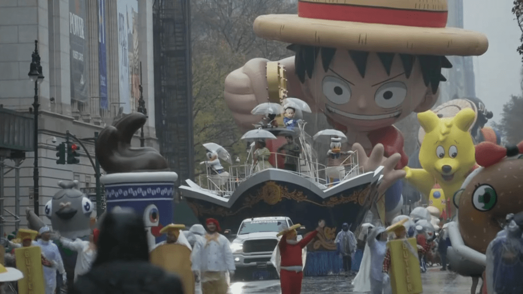 Un char de Monkey D. Luffy poursuivant le char Disney Cruise Sip lors du défilé de Thanksgiving de Macy's