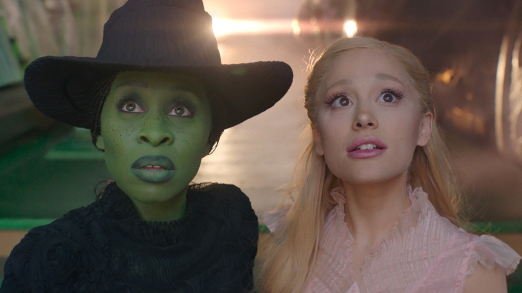 Cynthia Erivo et Ariana Grande se tiennent côte à côte dans Wicked.