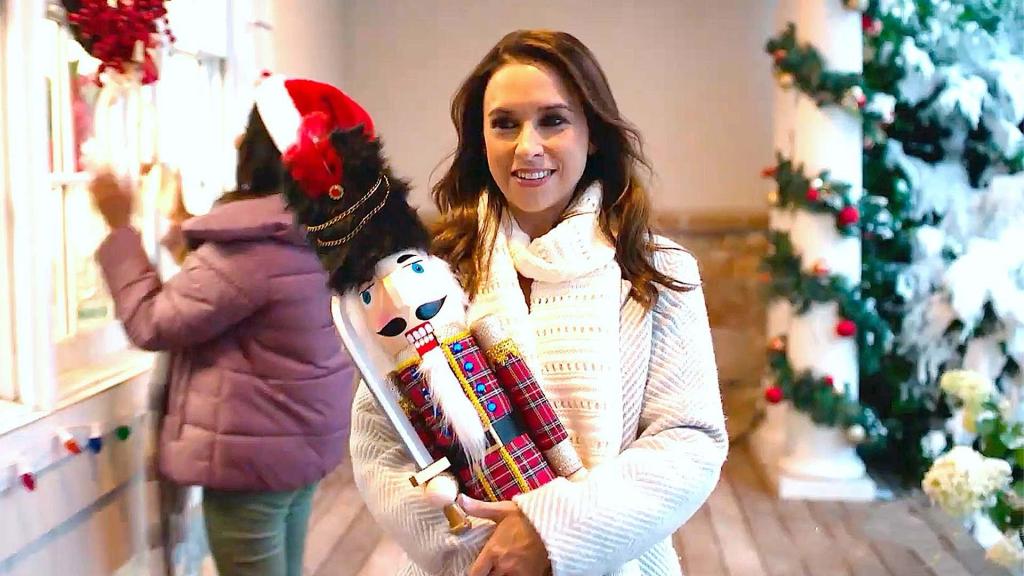 lacey-chabert-hallmark-haul-out-the-holly.jpg