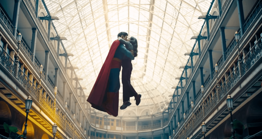 Rachel Brosnahan évoque la romance de Lois Lane avec Superman et Clark dans la bande-annonce captivante.