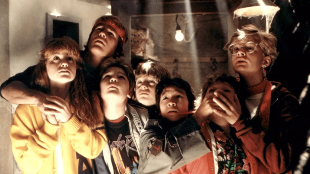 Titre : L’Éternel Avènement de The Goonies 2 : Un Projet Jamais Réalisé

Depuis la sortie de « The Goonies » en 1985, un film culte qui a marqué l’enfance de toute une génération, la question d’une suite se pose régulièrement. Les fans, nostalgiques de l’aventure palpitante de ces jeunes amis à la recherche d’un trésor perdu, n’ont cessé de nourrir l’espoir de voir un « Goonies 2 » sur grand écran. Pourtant, malgré l’engouement et les rumeurs persistantes, le projet semble toujours à l’état de mirage.

Les acteurs originaux, tels que Sean Astin et Josh Brolin, ont exprimé à maintes reprises leur souhait de retrouver leurs personnages, mais des facteurs complexes entravent la réalisation. Les différences créatives, la difficulté à réunir le casting d’origine et les attentes élevées des fans contribuent à mettre ce projet sur la glace.

La magie du premier film, mélange d’humour, d’aventure et d’amitié, a suscité des discussions à propos de cette suite tant désirée. Cependant, l’industrie du cinéma est souvent imprévisible, et il est clair que capturer cette même alchimie n’est pas une mince affaire.

Dans un climat cinématographique où les remakes et les suites sont monnaie courante, le cas de « The Goonies 2 » reste un mystère. Les producteurs et le réalisateur Richard Donner, désormais décédé, avaient leurs propres visions, mais aucun scénario concret n’a vu le jour. En somme, le rêve d’une suite continue de vivre dans les cœurs des fans, mais le chemin vers la réalité semble semé d’embûches.