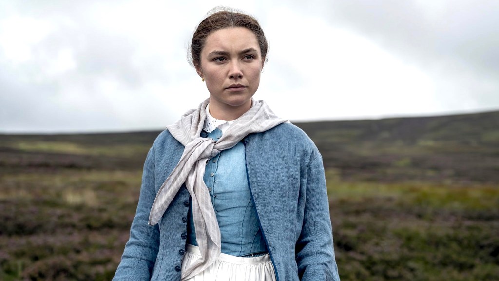 Florence Pugh portant une tenue bleue et blanche dans The Wonder