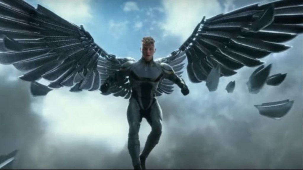 Archangel tirant ses projectiles d'ailes dans X-Men: Apocalypse