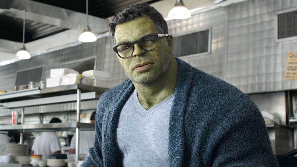 Mark Ruffalo en tant que Bruce Banner/Hulk portant des lunettes et un pull bleu dans Avengers: Endgame.