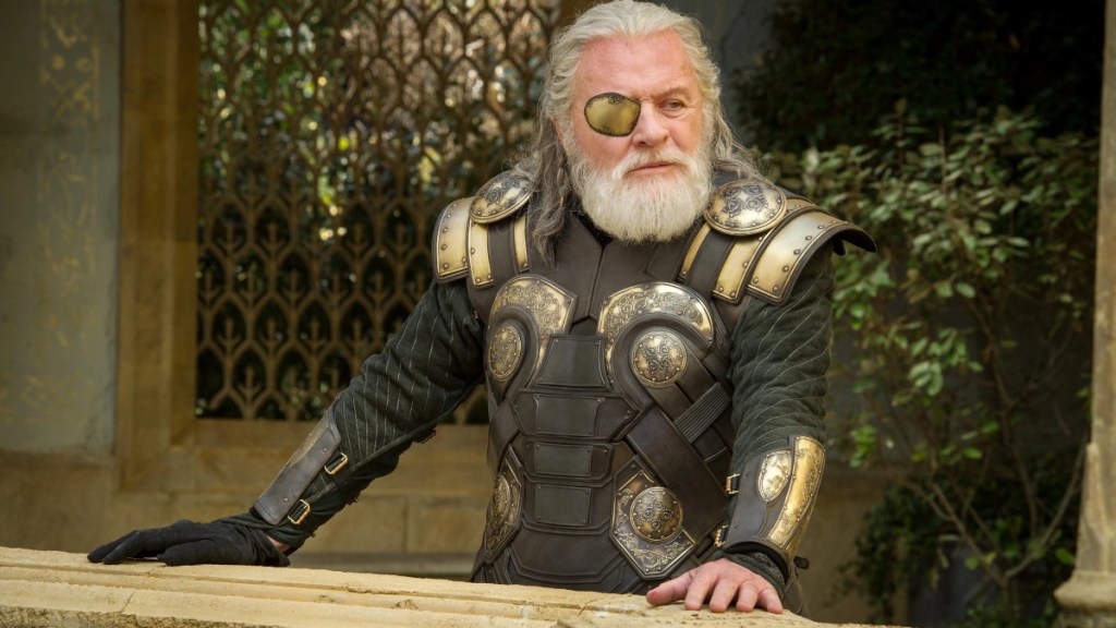 Odin debout sur un balcon à Asgard dans le Marvel Cinematic Universe