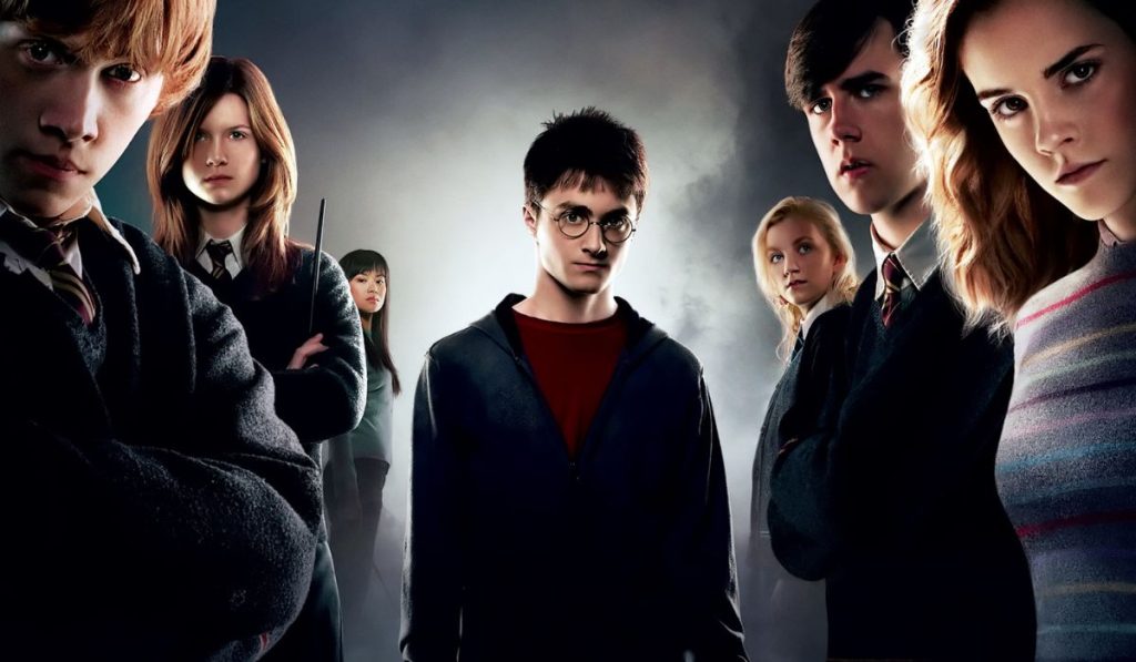 <p></noscript><strong>3 Moments de Harry Potter au Cinéma qui Surclassent les Livres</strong></p>
<ol>
<li>
<p><strong>La Bataille de Poudlard : Une Épopée Cinématographique</strong>
La scène finale de la bataille, avec ses effets spéciaux éblouissants et la tension palpable, transcende les pages du livre. Les visuels, accompagnés d’une bande-son intense, plongent le spectateur dans un tourbillon d’émotions que les mots peinent à rendre.</p>
</li>
<li>
<p><strong>Les Émotions de la Mort de Dobby</strong>
La mort de Dobby, bien que poignante dans le livre, prend une dimension supplémentaire au cinéma. L’interprétation des acteurs et la manière dont la scène est filmée font ressortir une intensité dramatique qui résonne profondément avec le public.</p>
</li>
<li><strong>Le Triomphe de la Vie de Sirius Black</strong>
La scène où Sirius fait ses adieux à Harry a une résonance visuelle et sonore unique. Le regard perdu de Sirius, entre ombres et lumières, transmet une complexité émotionnelle qui marque les esprits, surpassant la description du texte.</li>
</ol>