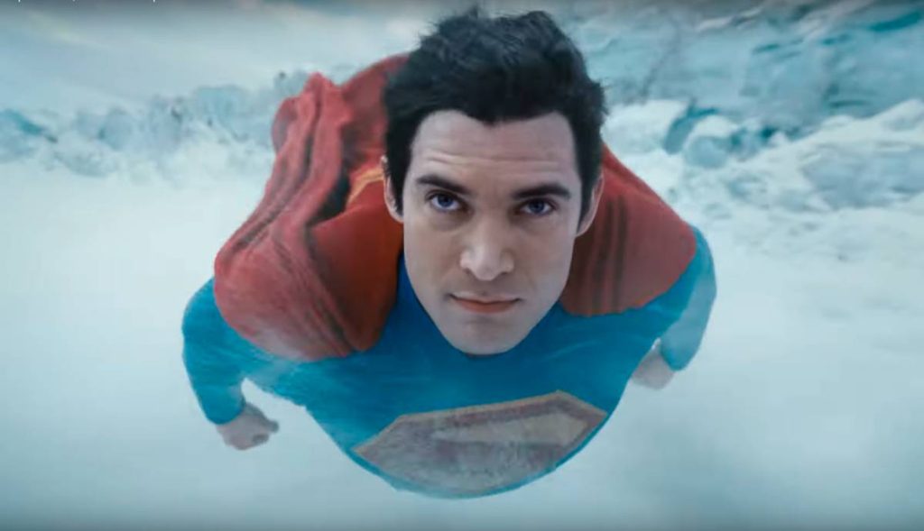 Titre : La scène de vol de Superman divise les fans de DC, la réponse de James Gunn suscite des réactions enflammées  

La récente scène de vol de Superman a provoqué des débats passionnés parmi les fans de DC. Alors que certains louent la vision audacieuse, d’autres expriment leur mécontentement. James Gunn, le réalisateur à la tête du nouveau projet Superman, a tenu à répondre aux critiques, soulignant l’importance de la créativité artistique dans la représentation des super-héros. Les fans, quant à eux, restent divisés, chacun défendant sa vision du personnage emblématique. La passion pour l’univers DC semble plus vivante que jamais, alors que les discussions s’intensifient sur les réseaux sociaux et les forums.