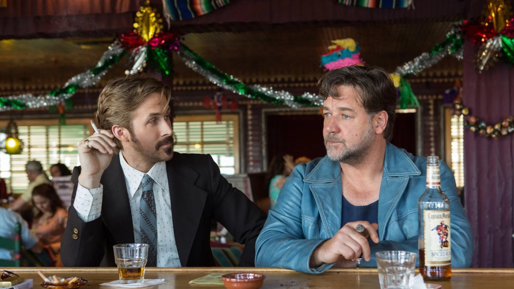 Ryan Gosling et Russell Crowe prennent un verre dans The Nice Guys