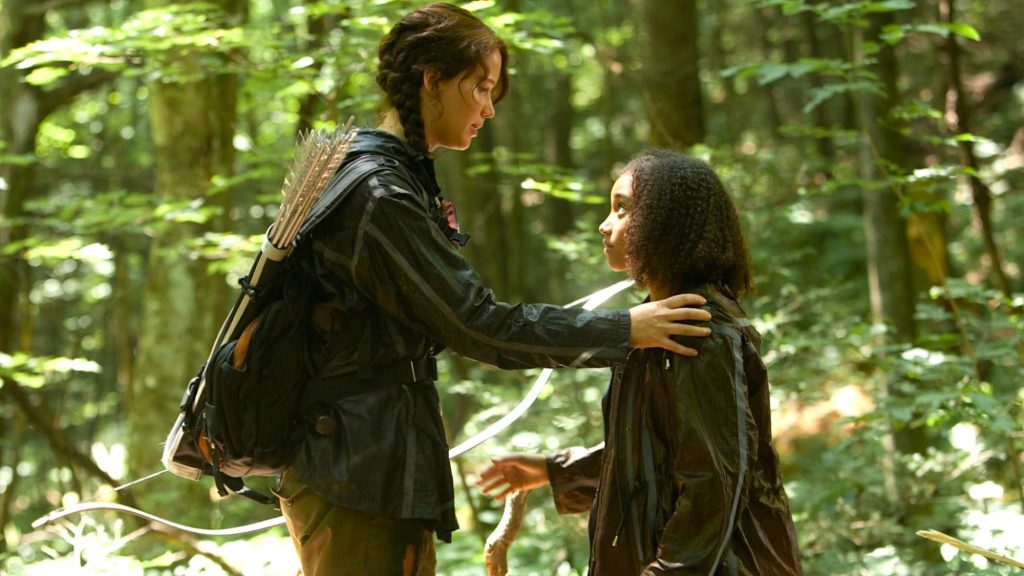 Titre : Les 10 Morts les Plus Tragiques des Hunger Games : Un Hommage Ému

1. Rue : La jeune fille du district 11, symbole d’espoir, tombe sous les flèches, laissant Katniss dévastée.
2. Finnick Odair : Le héros des arènes est trahi et succombe, laissant son amour, Annie, dans un chagrin incommensurable.
3. Prim Everdeen : La sœur de Katniss, victime d’un acte cruel, son absence laisse un vide immense et un cœur brisé.
4. Cinna : Le créateur de mode charismatique, tué avec brutalité, symbolise l’écrasement de l’art face à la tyrannie.
5. Hickory : Son sacrifice noble pour protéger ses camarades est un beau geste, mais il est fauché par la violence ambiante.
6. Thresh : Ce jeune guerrier, pourtant redoutable, meurt tragiquement, révélant la vraie souffrance des tributs.
7. Glimmer : La carrière séduisante voit sa fin dans la douleur, liant la beauté et la cruauté à jamais dans nos mémoires.
8. Mags : Cette ancienne gagnante, pleine de sagesse, meurt héroïquement, rappelant la fragilité de l’existence.
9. Deadly : Le personnage mystérieux, dont la mort tragique reste dans les esprits, éclaire les enjeux dévastateurs des Jeux.
10. Peeta Mellark : Bien que vivant, la perte de son innocence et de son identité après la manipulation brutale le rend inoubliable.