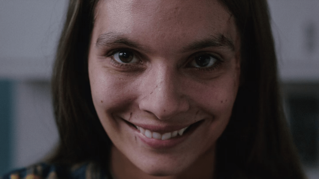 Caitlin Stasey dans Smile