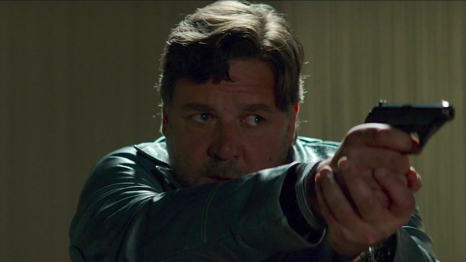 Russell Crowe vise avec une arme dans The Nice Guys