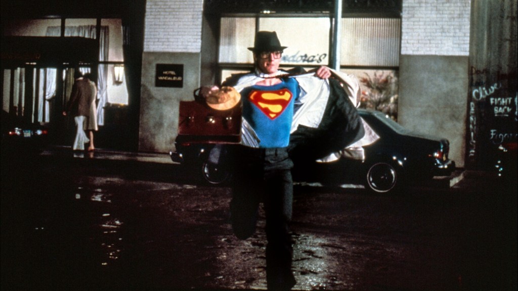 Christopher Reeve joue Clark Kent se transformant en Superman.