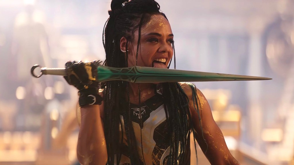 Tessa Thompson en tant que Valkyrie léchant une épée dans Thor: Love and Thunder.