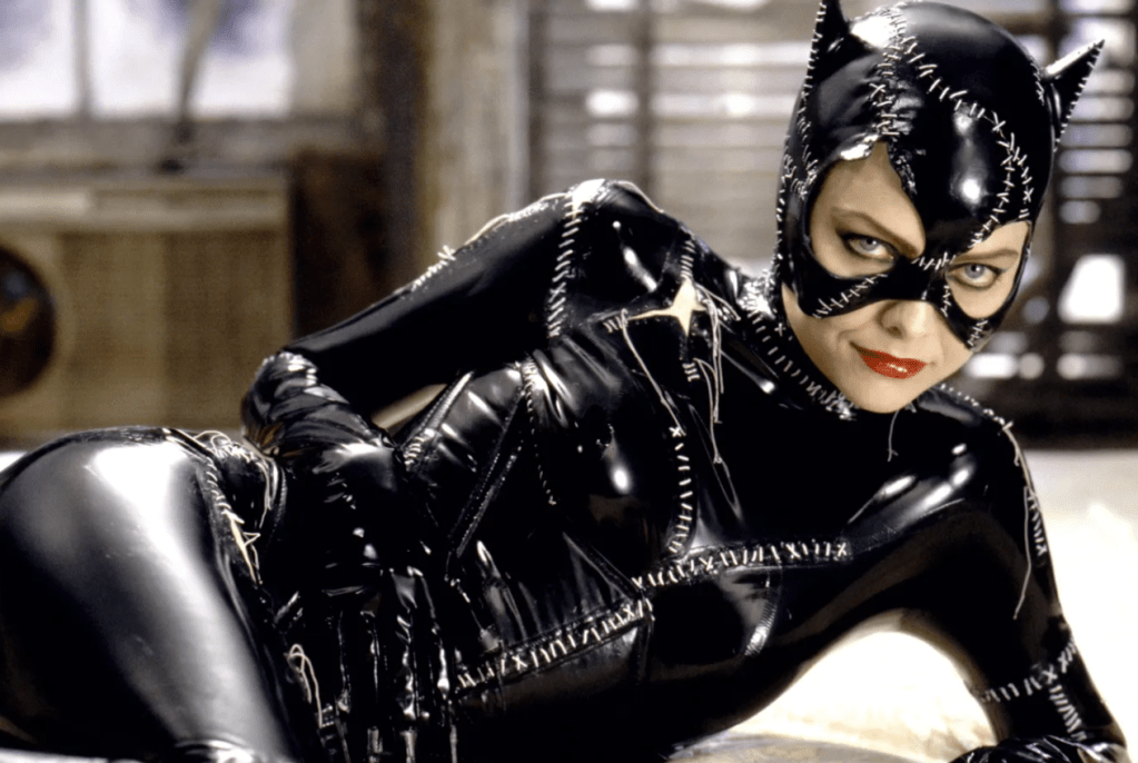 Catwoman est allongée sur le côté dans Batman Returns