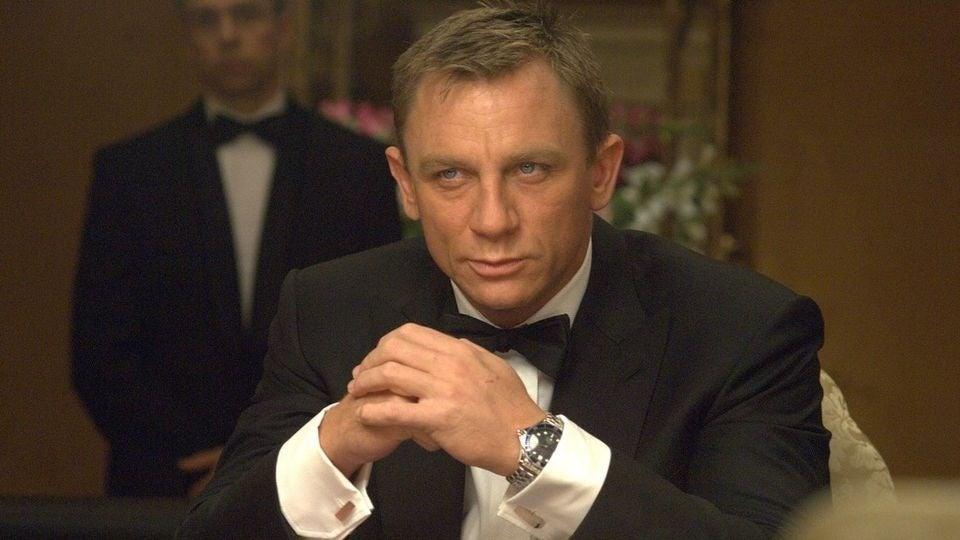 Les Incroyables Similarités entre les Sagaces de James Bond et Batman Émerveillent les Fans !