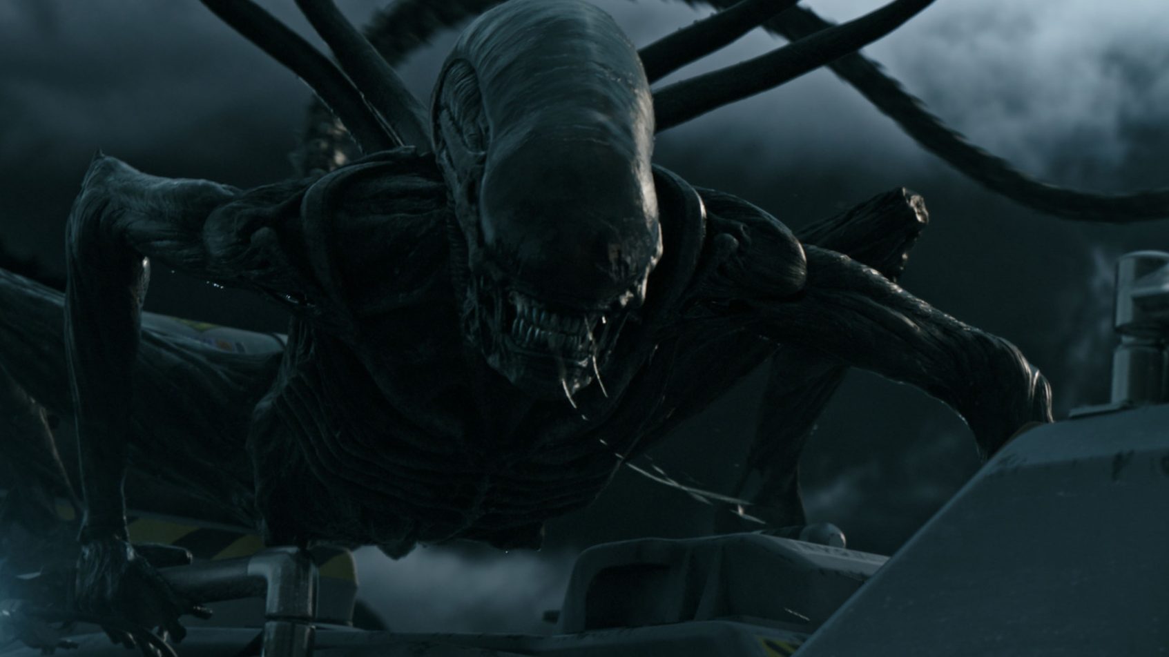 Un xénomorphe s'attaque à un vaisseau dans Alien: Covenant