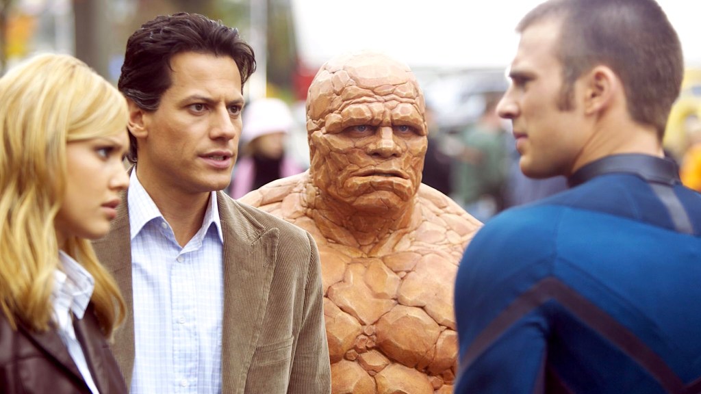 Jessica Alba, Ioan Gruffudd, Michael Chiklis et Chris Evans dans Fantastic Four.