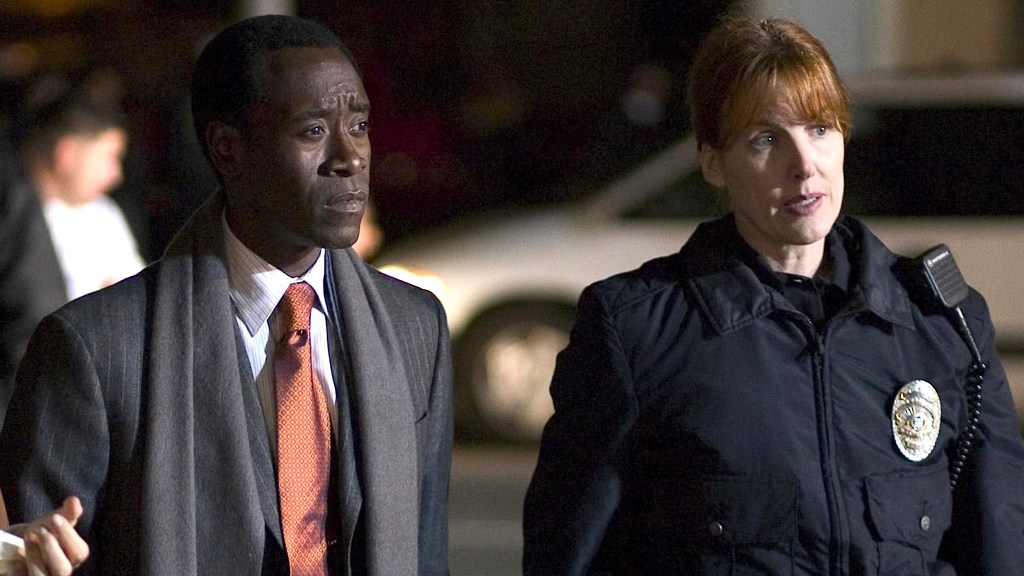 Don Cheadle et Kathleen York dans Crash.