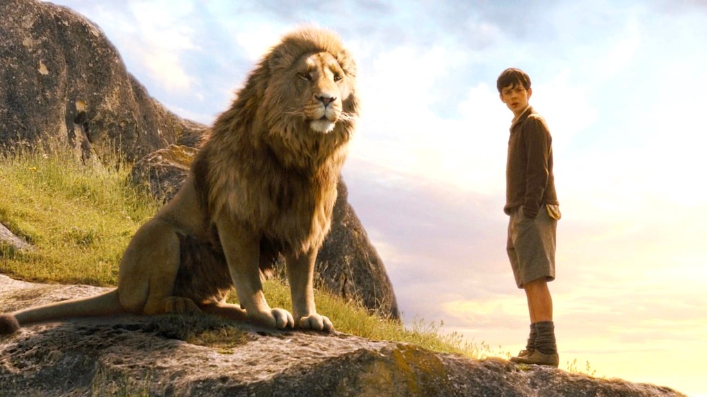 Skandar Keynes en Edmundo, debout à côté d'Aslan dans Les Chronicles of Narnia: Le Lion, la Sorcière et l'armoire magique.